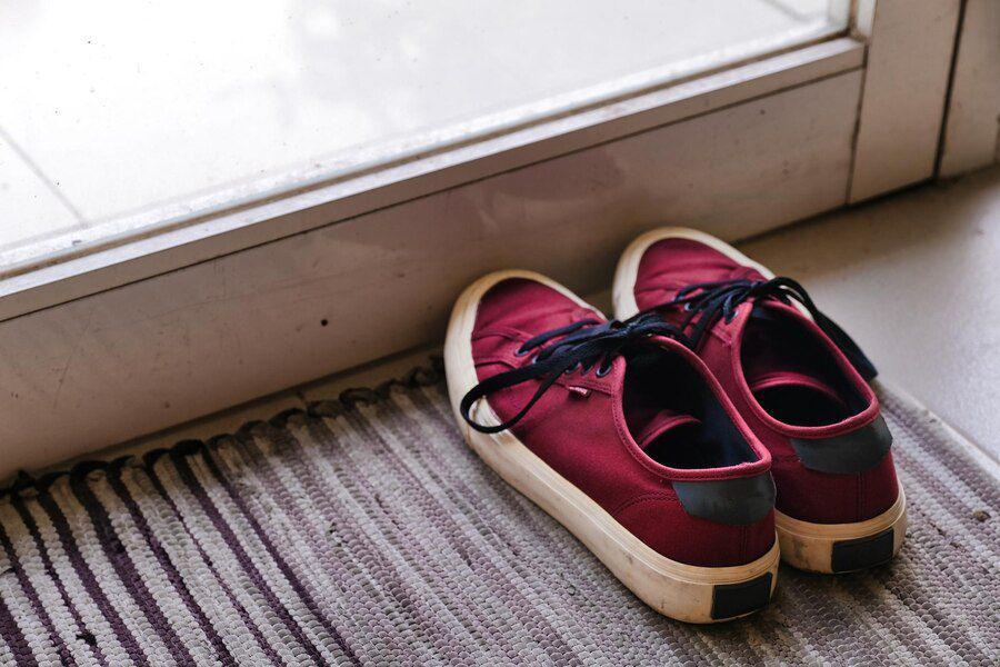Ilustrasi sepatu (freepik.com/simonsupriyadi)