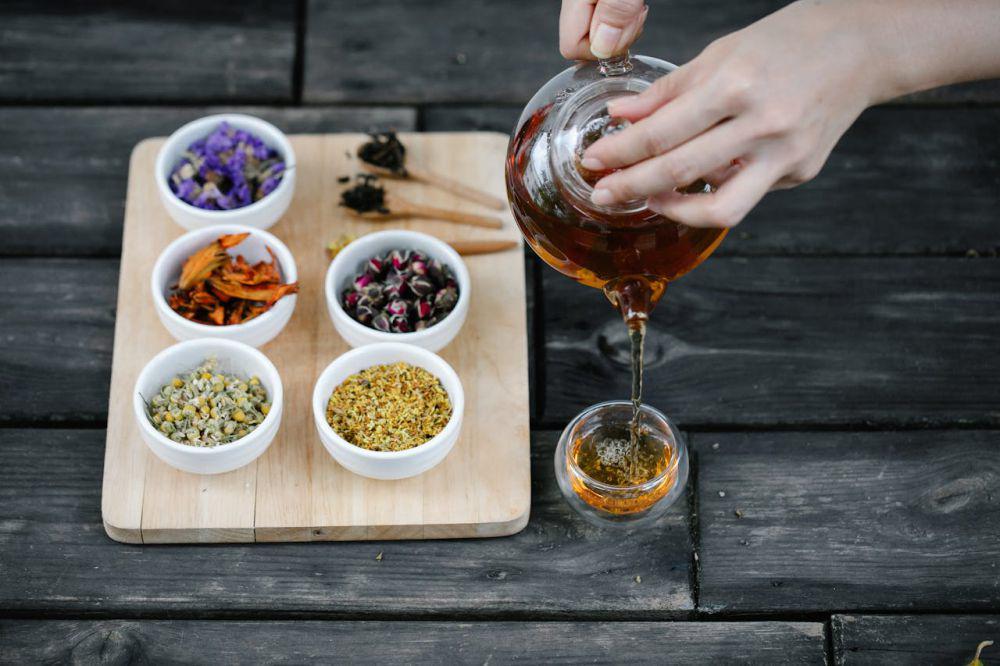 ilustrasi teh herbal (pexels.com/Anna Pou)
