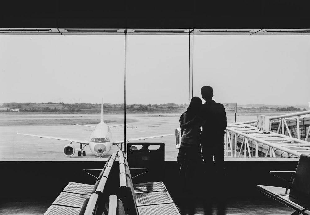 ilustrasi pasangan di bandara (pexels.com/Cheng Shi Song)