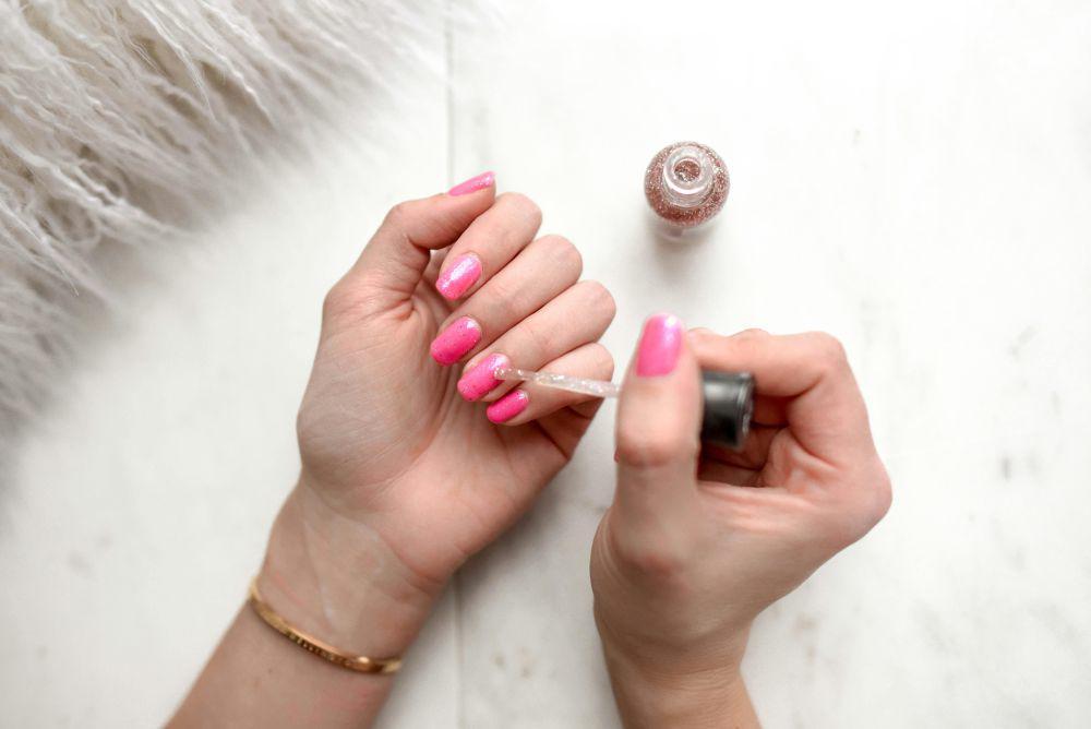 9 Inspirasi Nail Art Simpel dan Elegan, Gak Norak!