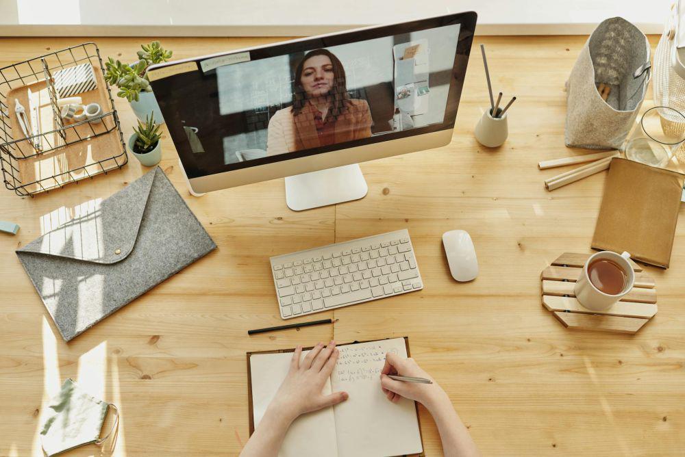 ilustrasi video call (pexels.com/Julia M Cameron)