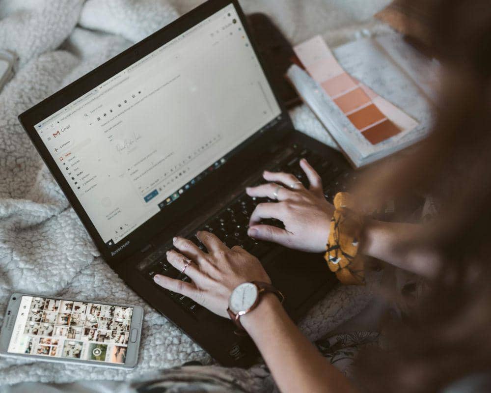 ilustrasi pesan email (pexels.com/Taryn Elliott)