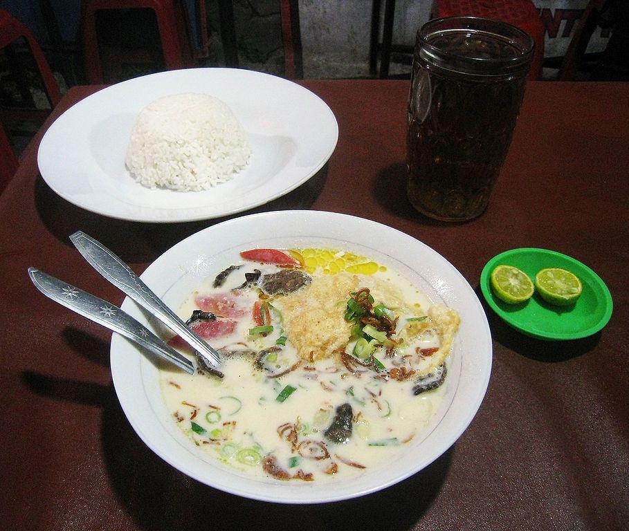 soto betawi kuah susu (commons.wikimedia.org/Gunawan Kartapranata)