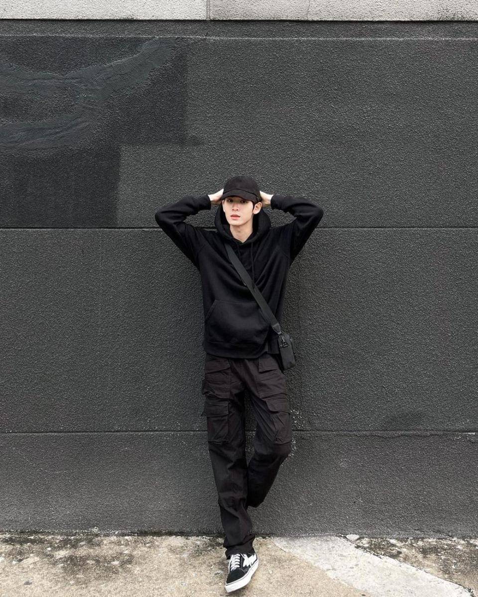 long pants hitam ala James Supamongkon (instagram.com/james.spmk)
