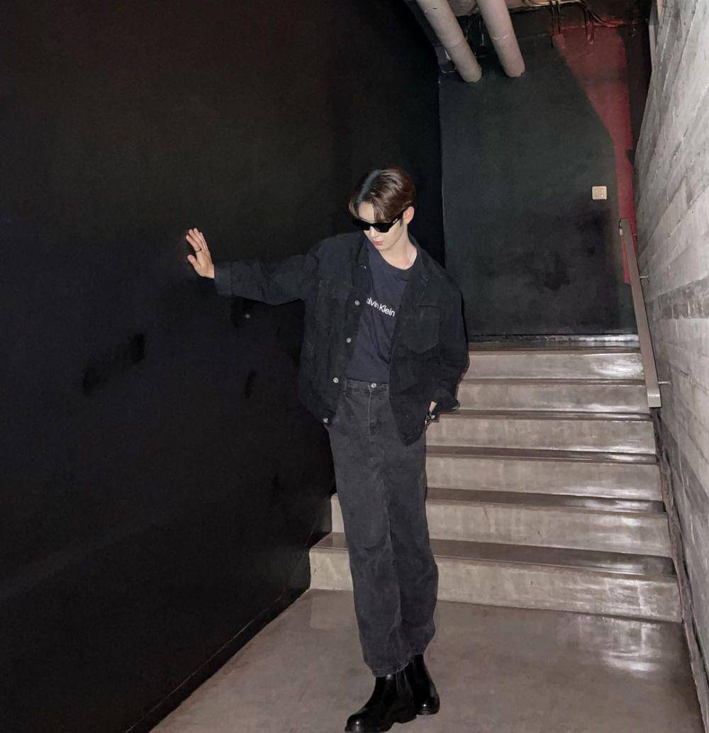 long pants hitam ala James Supamongkon (instagram.com/james.spmk)