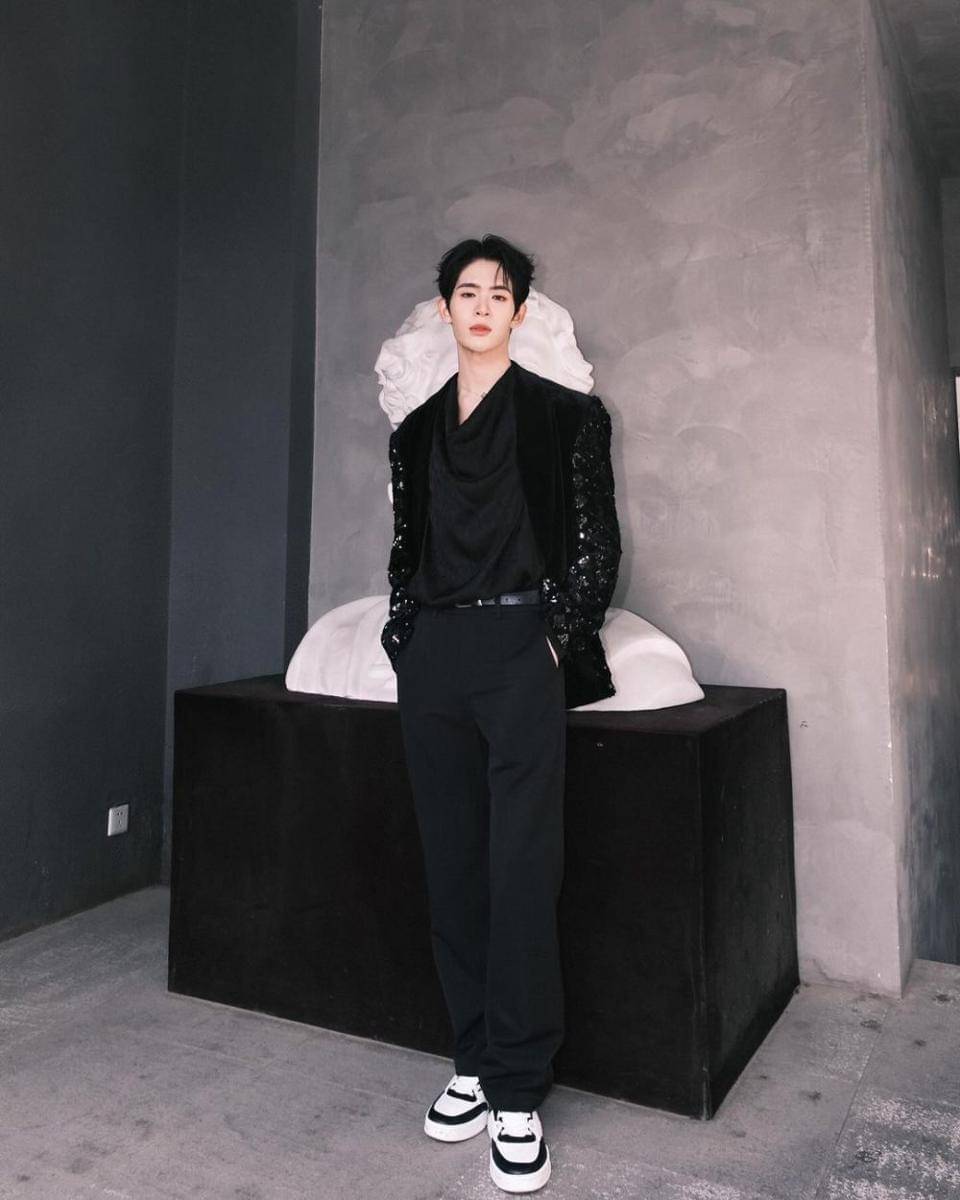 long pants hitam ala James Supamongkon (instagram.com/james.spmk)
