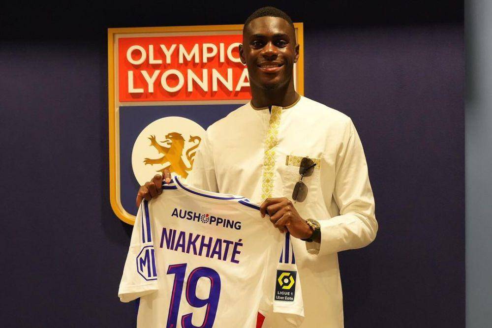 Moussa Niakhate diperkenalkan sebagai pemain anyar Olympique Lyon. (instagram.com/niakhate)