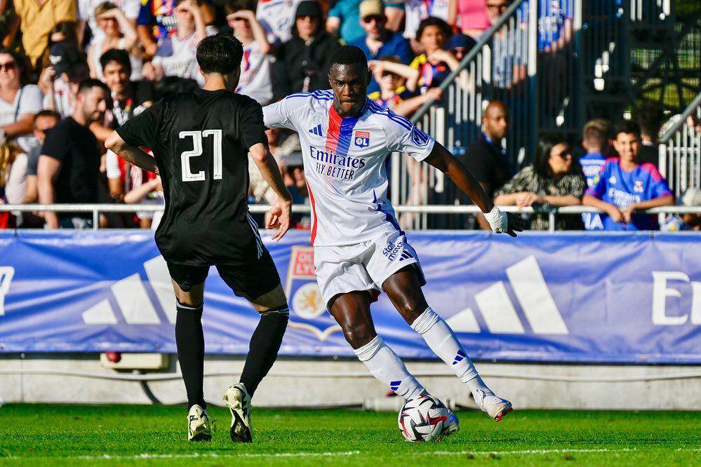 Moussa Niakhate menjalani laga pramusim bersama Olympique Lyon. (instagram.com/niakhate)