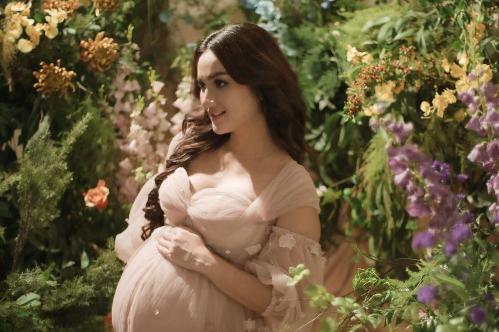 12 Artis yang Hamil Tanpa Ditemani Suami, Dikenal Sebagai Ibu Kuat!