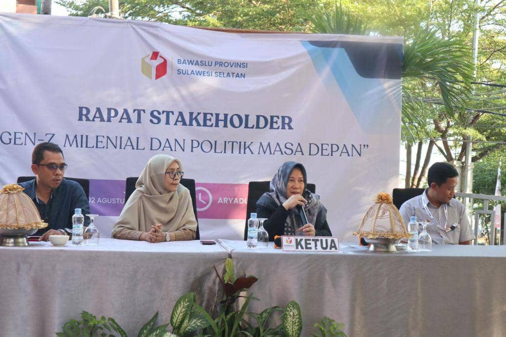 Ketua Bawaslu Sulsel Mardiana Rusli (kedua dari kanan) pada dialog bersama puluhan perwakilan organisasi masyarakat pemuda di Makassar, Jumat (2/8/2024). (Dok. Istimewa)