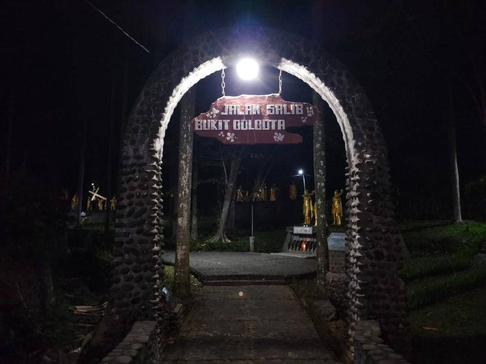 Gapura jalan salib dan bukit Golgota. IDN Times/Talita Hariyanto