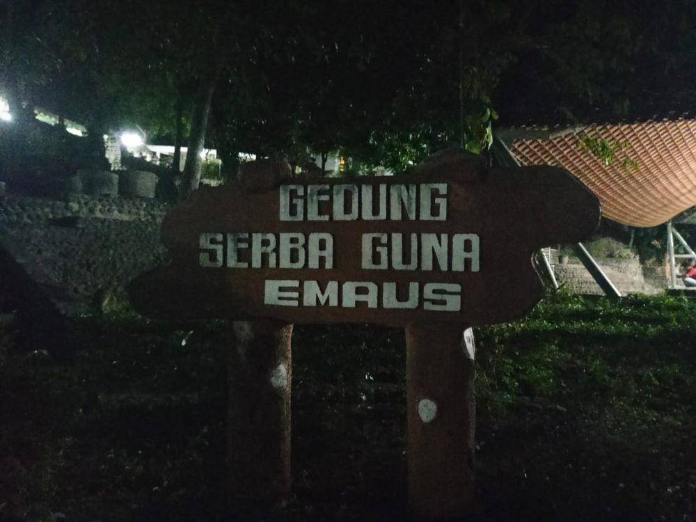 Papan nama Gedung Serba Guna Emaus. IDN Times/Talita Hariyanto