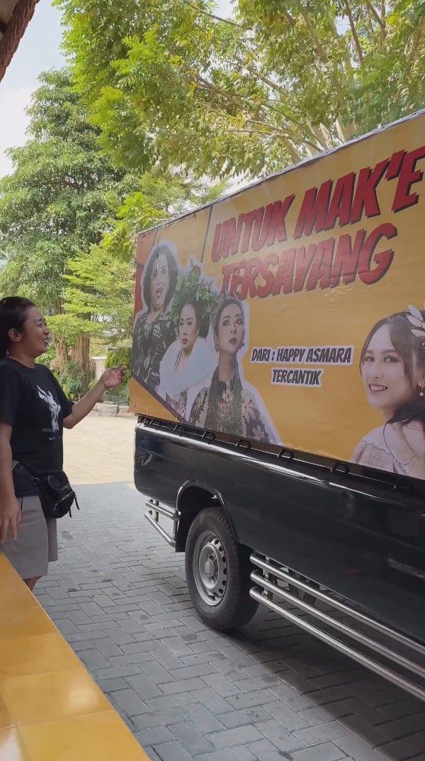 potret Soimah dapat hadiah dari Happy Asmara (instagram.com/showimah)