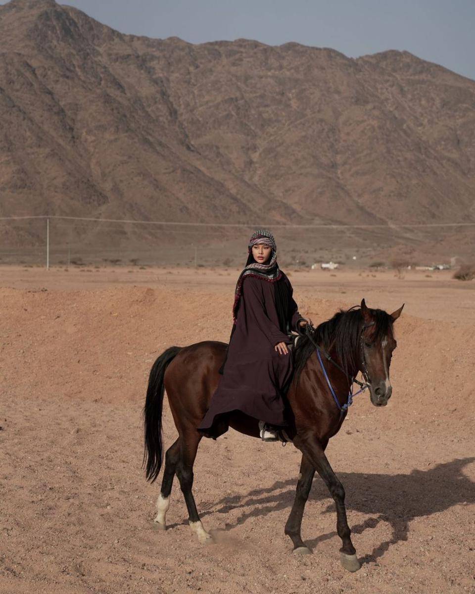 potret Dara Arafah berkuda di Arab (instagram.com/daraarafah)