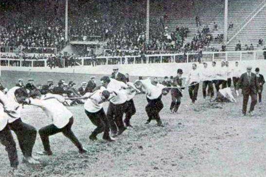 Pertandingan tarik tambang di Olimpiade 1908, dimana Polisi Liverpool memenangkan medali. (commons.wikimedia.org/La Vie au Grand Air)