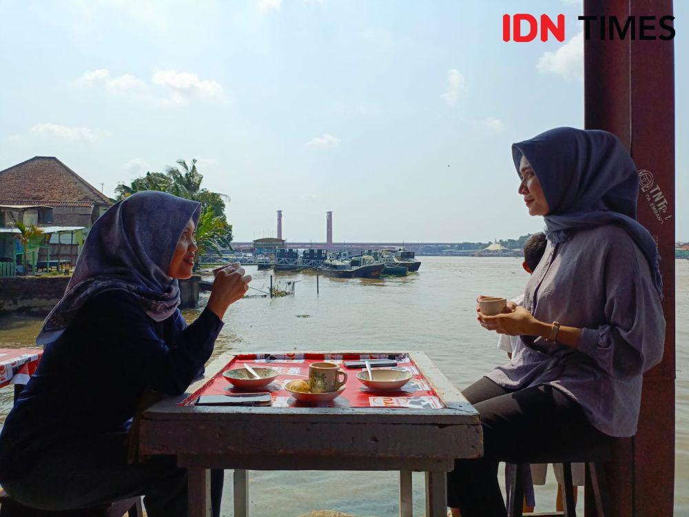 Berkunjung ke Warunk Kopi Apek: Nongki Pagi di Tepian Sungai Musi