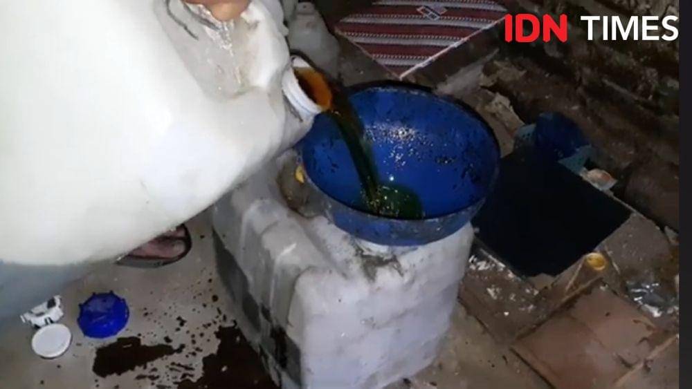 Minyak jelantah sebaiknya tidak dibuang sembarangan dan disimpan dal wadah botol atau jerigen agar bisa dimanfaatkan sebagai biodiesel.(IDN Times/Foto : Dika)
