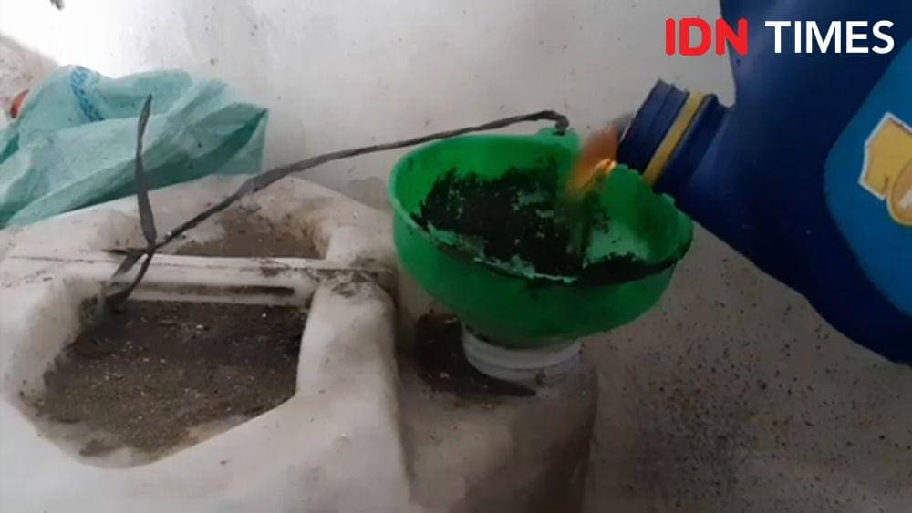 Minyak jelantah yang dibeli dari warga dikumpulkan dalam jerigen, Minggu (4/8/2024).(IDN Times/Cokie Sutrisno)