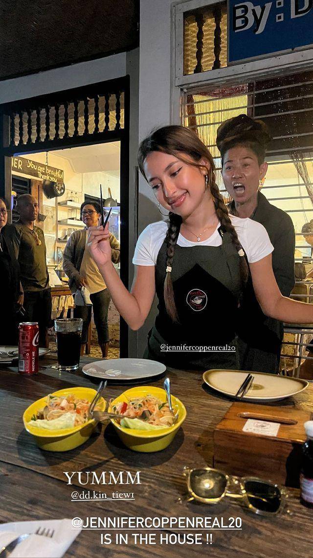 Jennifer Coppen jadi pramusaji (Instagram.com/jennifercoppenreal20)