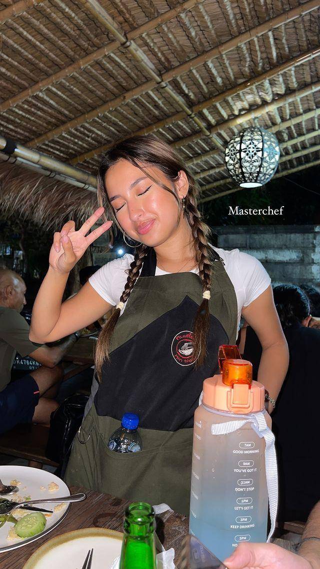 Jennifer Coppen jadi pramusaji (Instagram.com/jennifercoppenreal20)