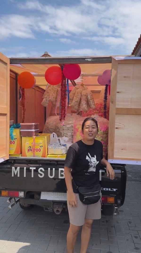 potret Soimah dapat hadiah dari Happy Asmara (instagram.com/showimah)