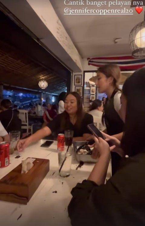 Jennifer Coppen jadi pramusaji (Instagram.com/jennifercoppenreal20)