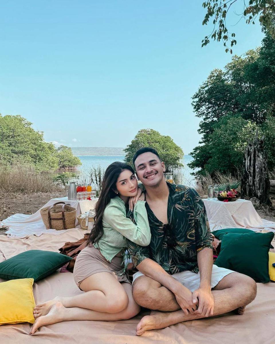 potret Marco Ivanos dan Debi Sagita bulan madu (instagram.com debisagita)