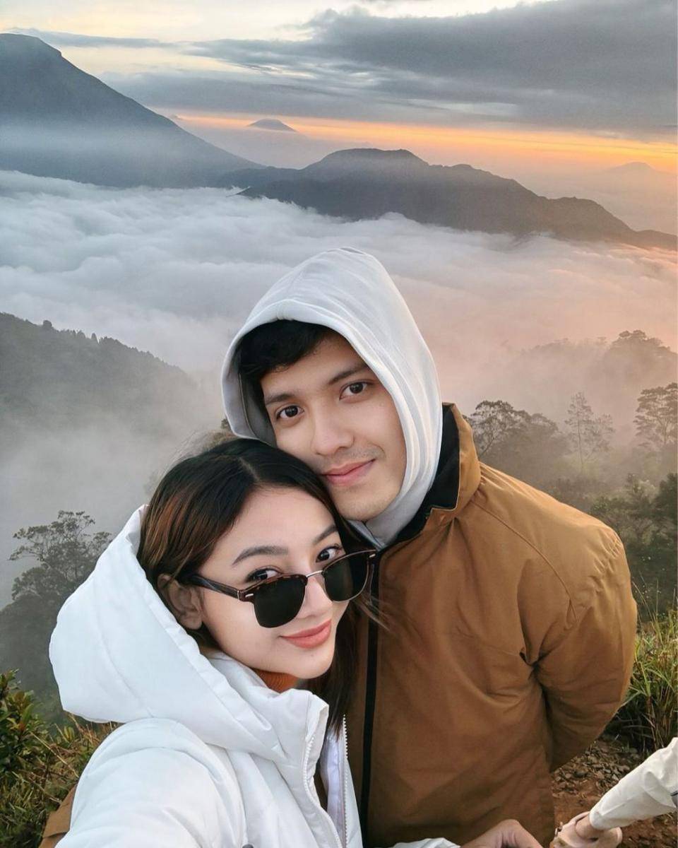 potret Glenca Chysara dan Rendi John ke Puncak Sikunir (instagram.com/glencachysaraofficial)