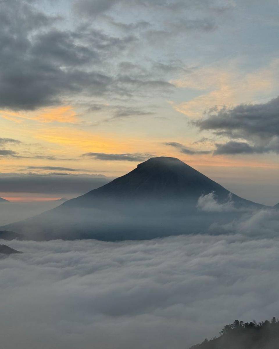 potret Glenca Chysara dan Rendi John ke Puncak Sikunir (instagram.com/glencachysaraofficial)