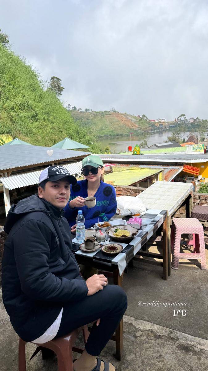 potret Glenca Chysara dan Rendi John ke Puncak Sikunir (instagram.com/glencachysaraofficial)