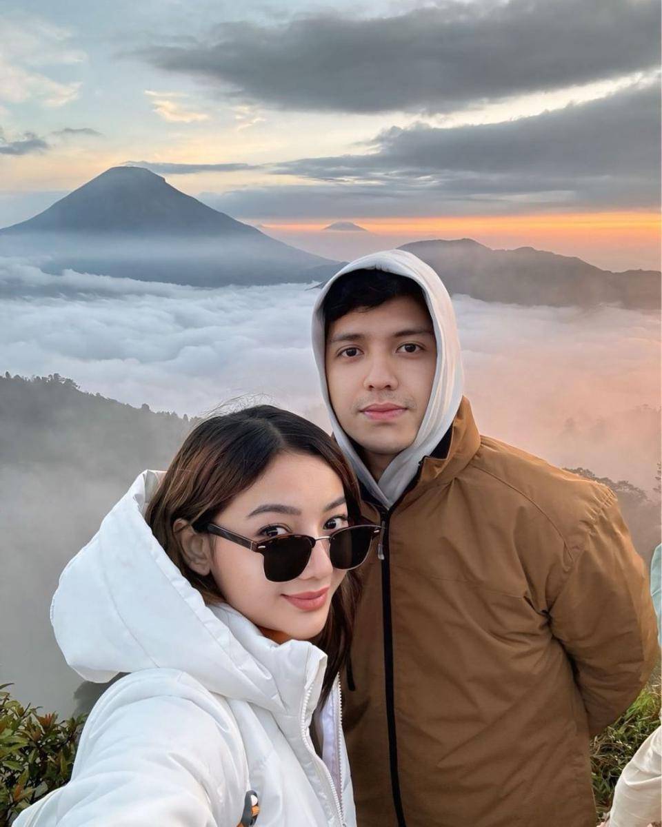 potret Glenca Chysara dan Rendi John ke Puncak Sikunir (instagram.com/glencachysaraofficial)