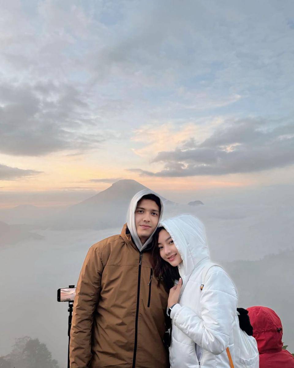 potret Glenca Chysara dan Rendi John ke Puncak Sikunir (instagram.com/glencachysaraofficial)