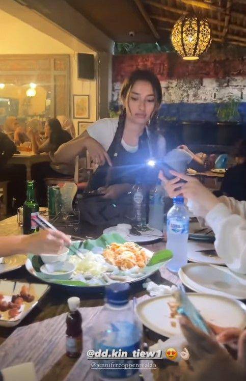 Jennifer Coppen jadi pramusaji (Instagram.com/jennifercoppenreal20)