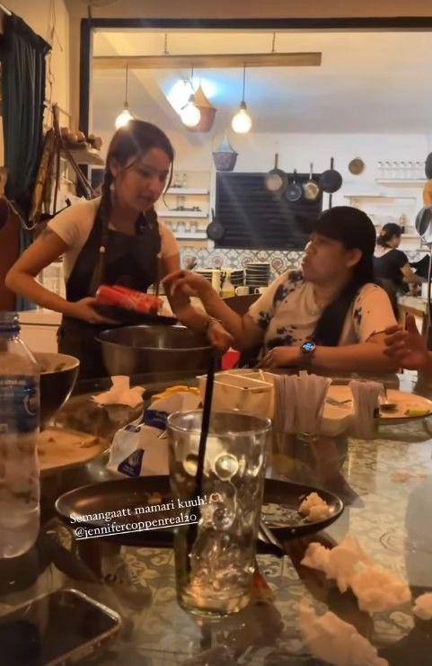 Jennifer Coppen jadi pramusaji (Instagram.com/jennifercoppenreal20)