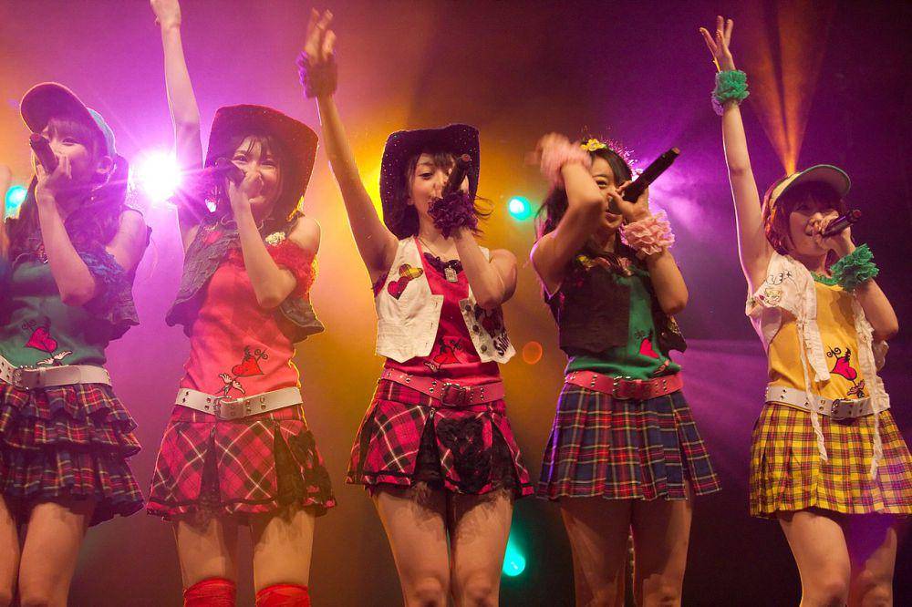 AKB48 (commons.wikimedia.org/Georges Seguin)
