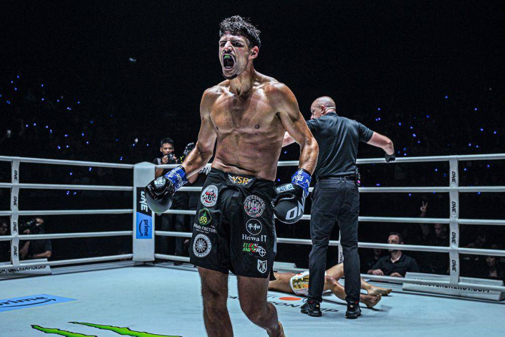 Elias Mahmoudi menjatuhkan Taiki Naito di ronde ketiga (dok. ONE Champioship)