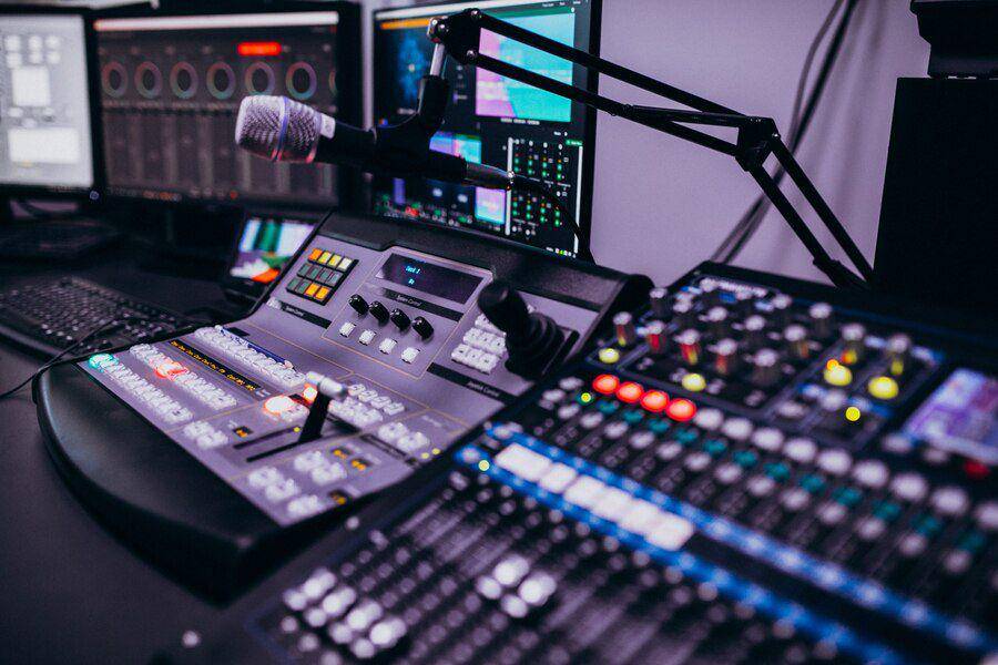 Ilustrasi satu set sound system. (freepik.com/senivpetro)