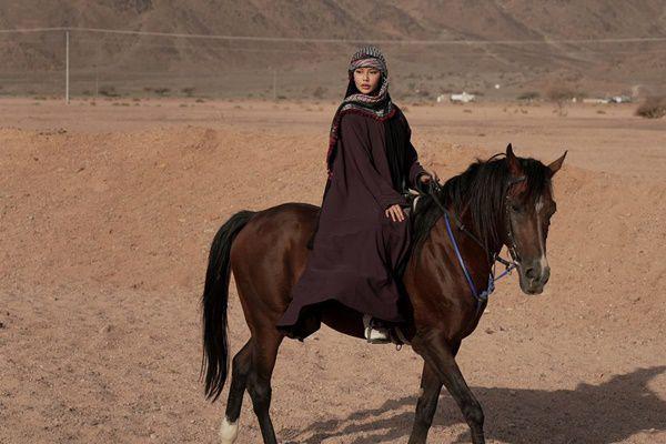 7 Potret Dara Arafah Naik Kuda di Arab, Bak di Film-film!