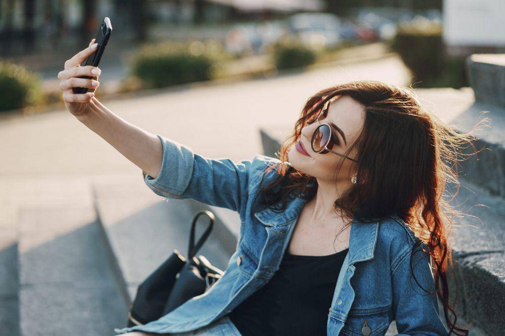 Ilustrasi wanita berfoto selfie (freepik.com/prostooleh)