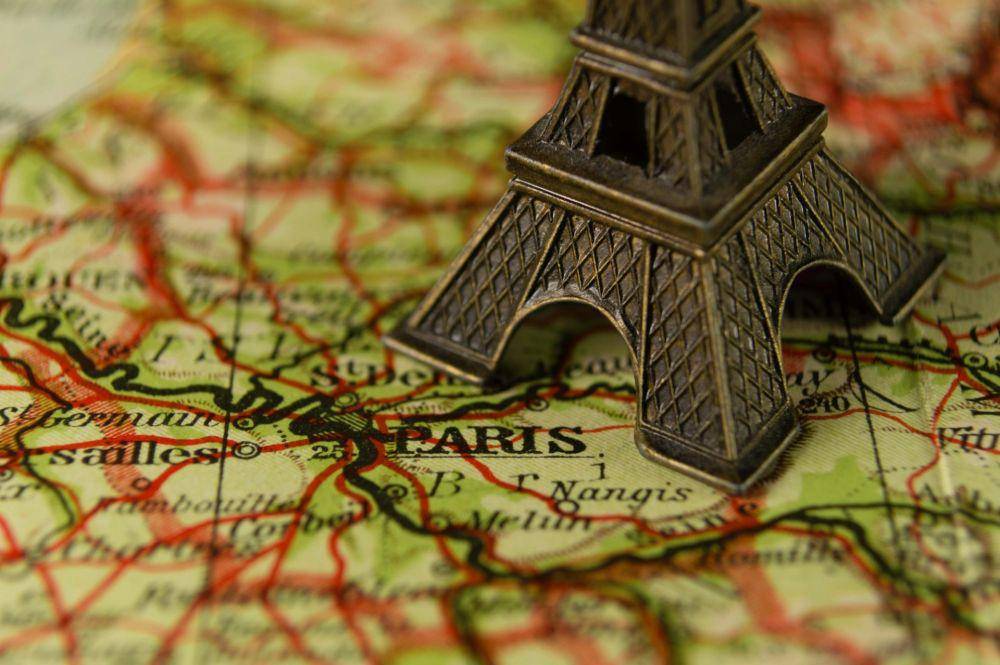 Potret peta Paris dan miniatur Menara Eiffel (unsplash.com/hannes_wolf)