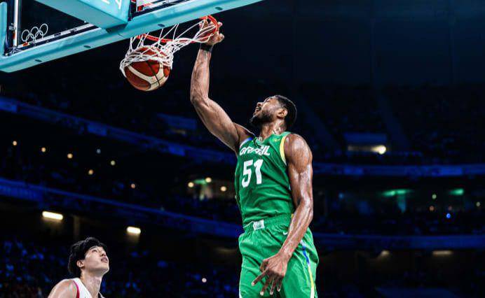 Bruno Caboclo melakukan dunk saat melawan Jepang di Olimpiade 2024. (fiba.basketball)