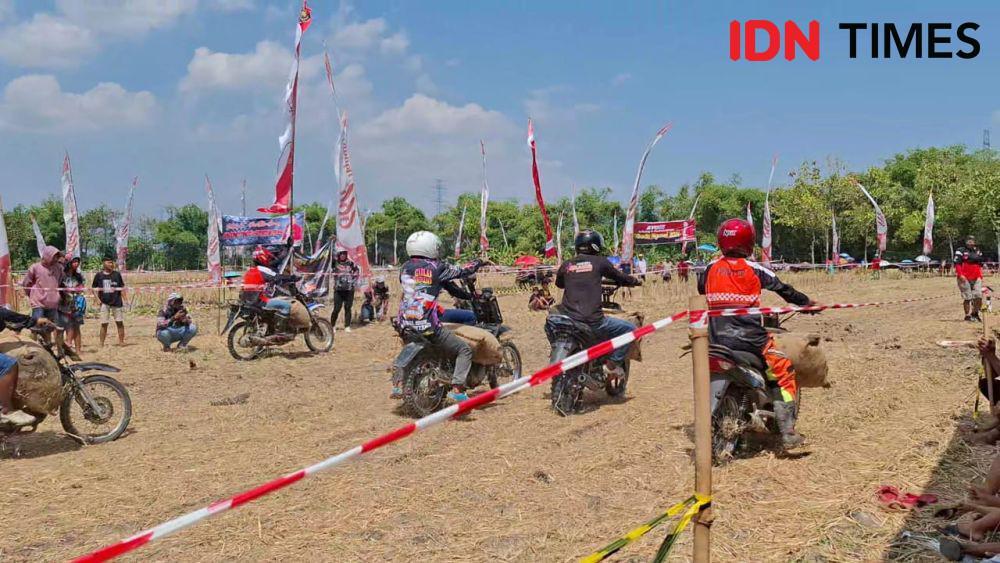 Suasana balapan ojek gabah atau bandangan di Desa Mangunharjo, Kecamatan Ngawi dalam rangka memeriahkan HUT RI ke- 79. IDN Times/ Riyanto.