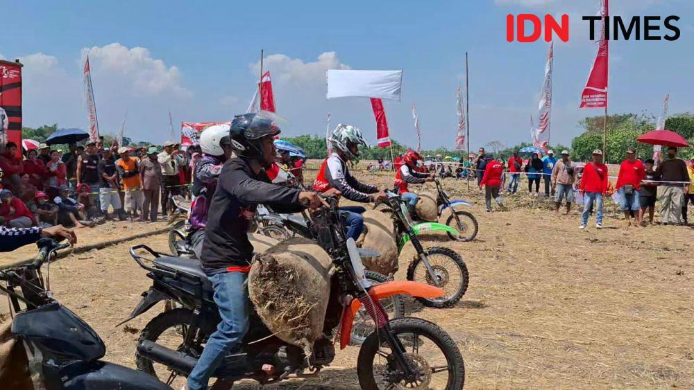 Suasana balapan ojek gabah atau bandangan di Desa Mangunharjo, Kecamatan Ngawi dalam rangka memeriahkan HUT RI ke- 79. IDN Times/ Riyanto.