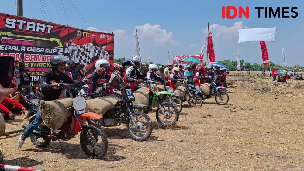 Keseruan Balapan Ojek Gabah Peringatan HUT RI Ke-79 di Ngawi