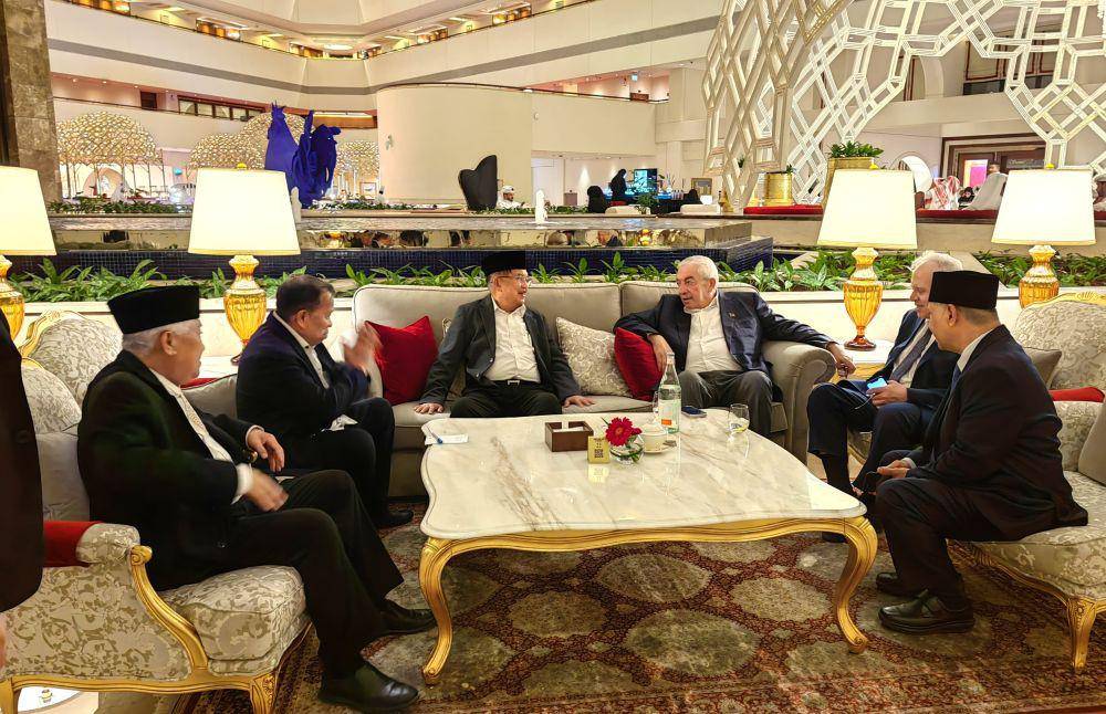 Wapres ke-10 dan 12 Jusuf Kalla bertemu perwakilan Fatah di Hotel Sheraton, Doha, Qatar. (Dok. Tim JK).