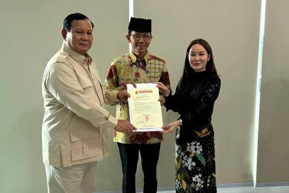 Penyerahan SK dukungan partai Gerindra kepada Amsakar Achmad dan Li Claudia Chandra (istimewa)