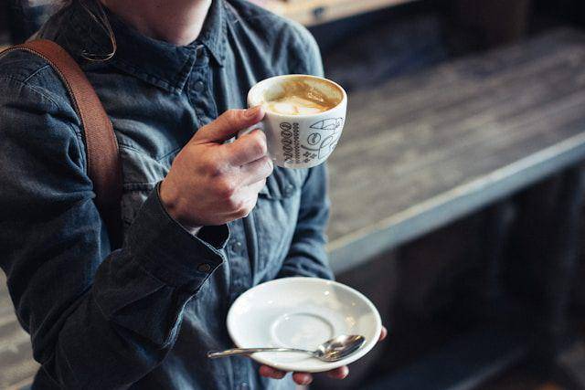 ilustrasi kopi dengan pemanis buatan (unsplash.com/@foodiesfeed)