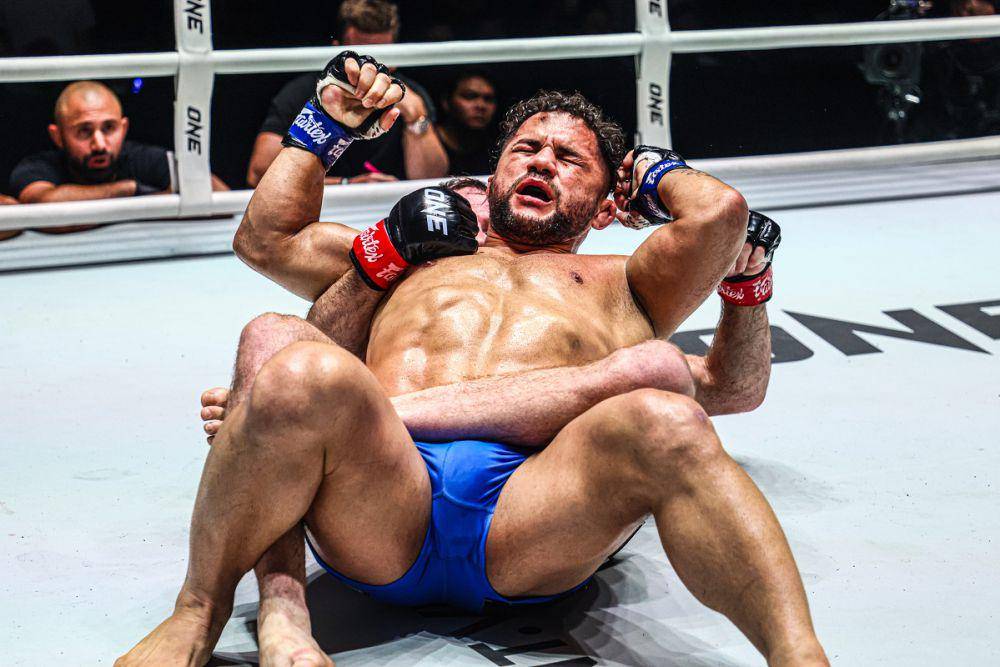 Jarred Brooks mencekik Gustavo Balart di ronde pertama (dok. ONE Championship)