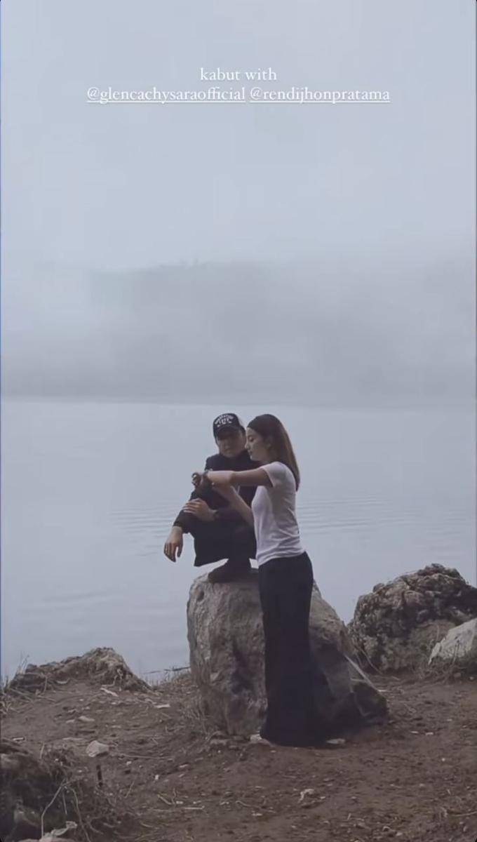 potret Glenca Chysara dan Rendi John ke Puncak Sikunir (instagram.com/glencachysaraofficial)