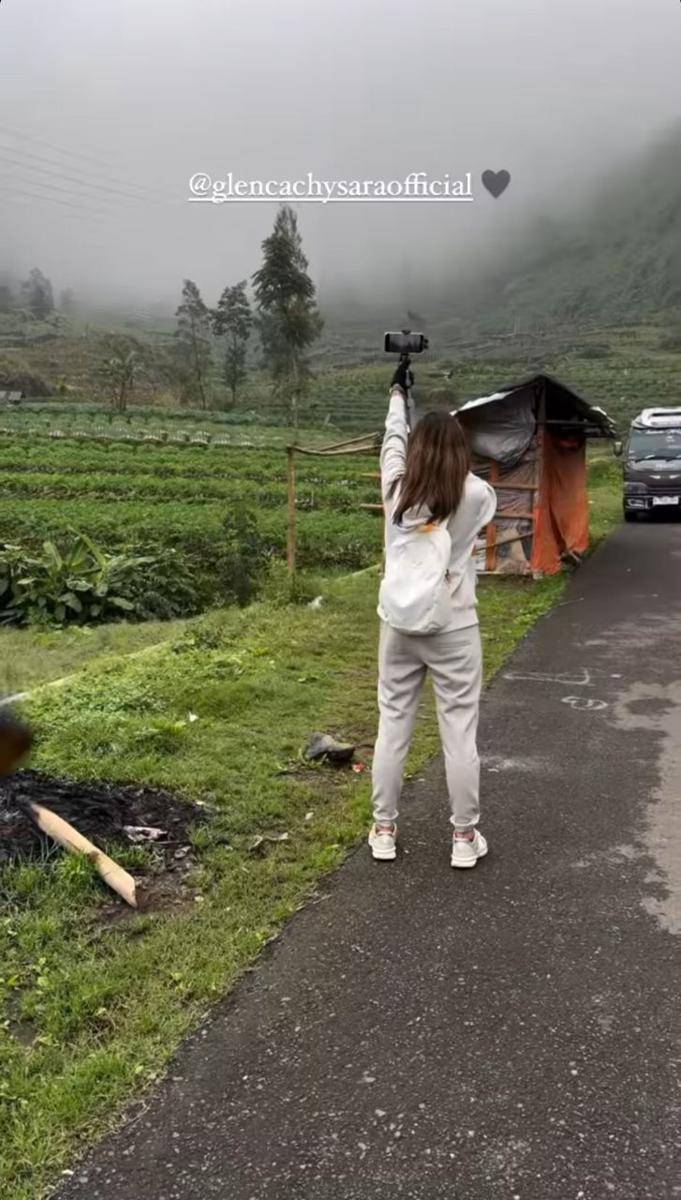 potret Glenca Chysara dan Rendi John ke Puncak Sikunir (instagram.com/glencachysaraofficial)